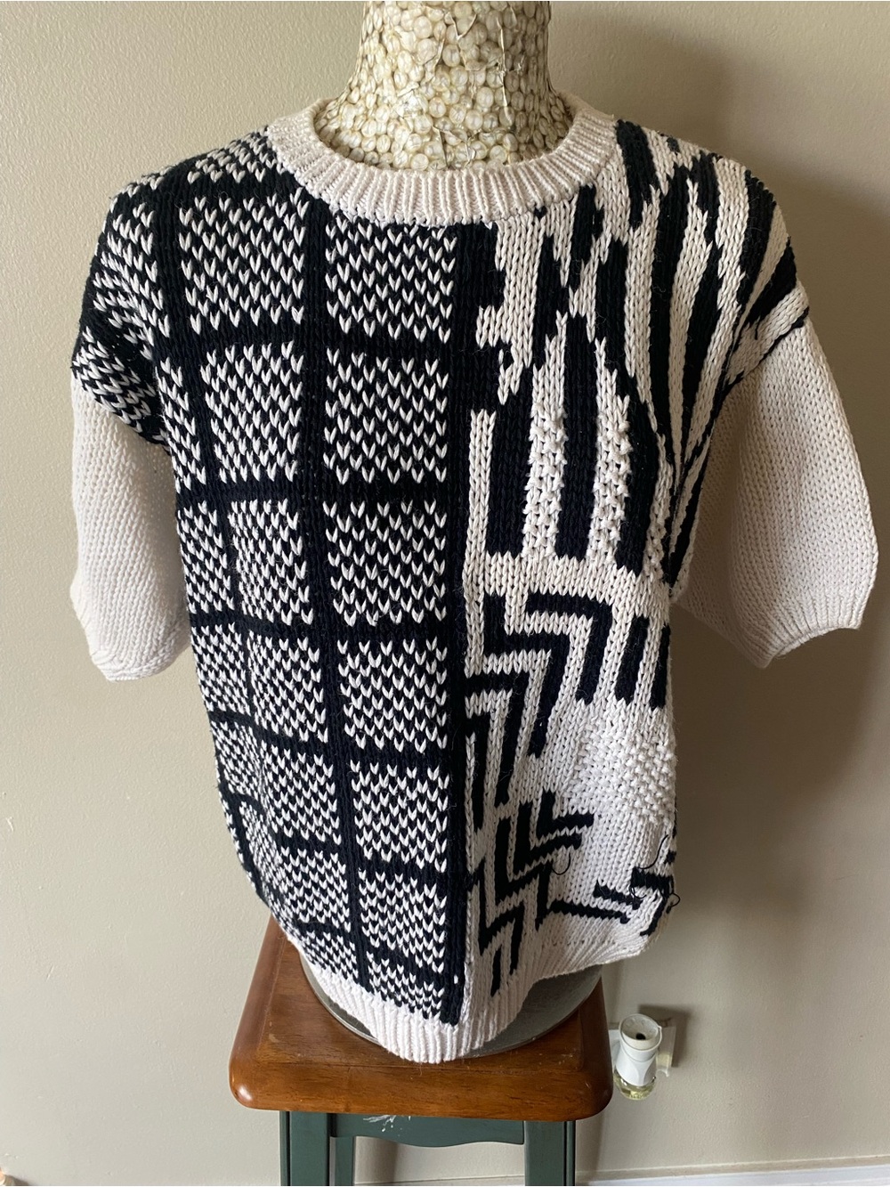 Vintage 80s Women's Black and White Patterned Short Sleeve Sweater